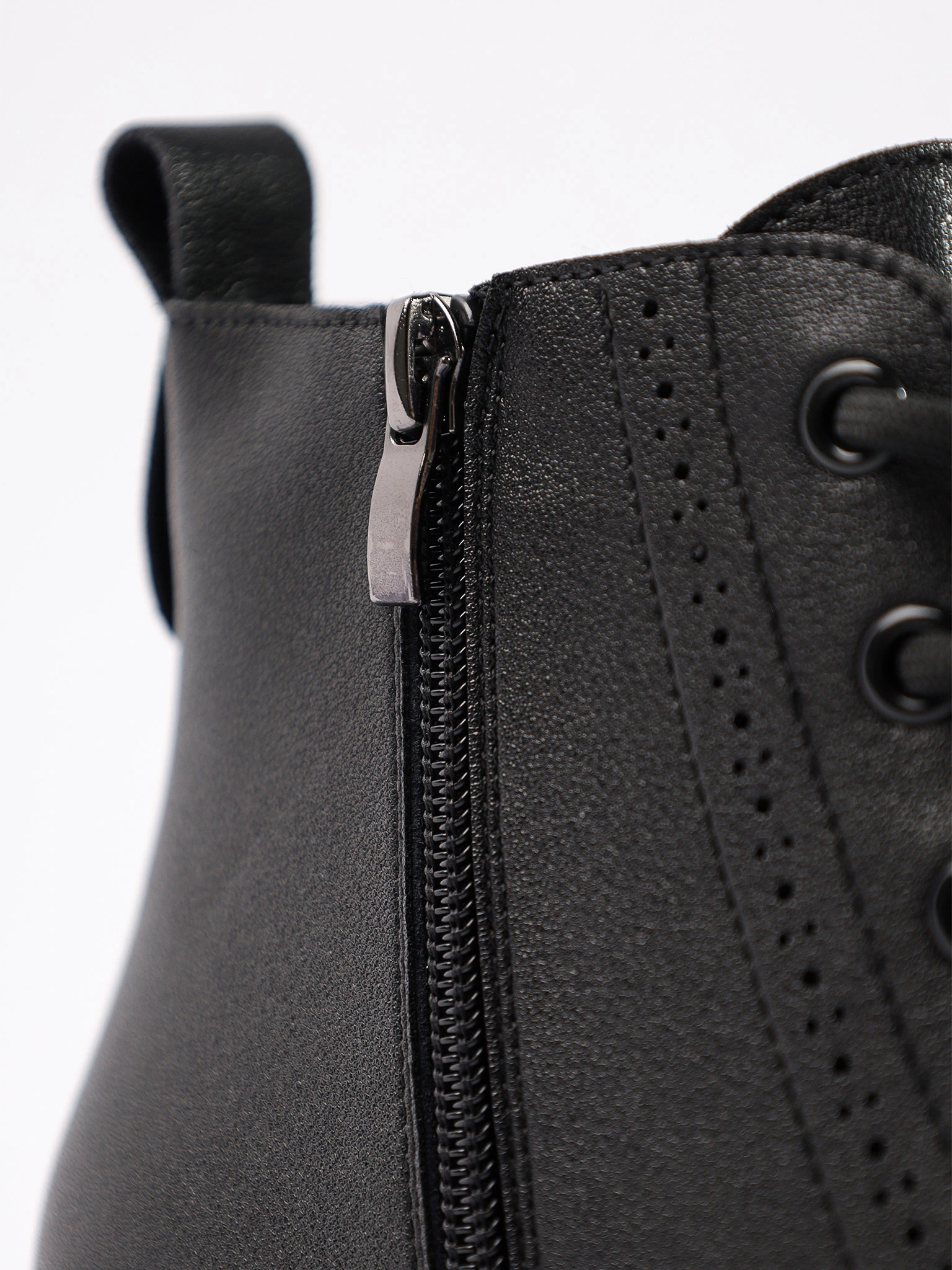 Ботинки-дерби черного цвета с декоративной перфорацией из натуральной кожи